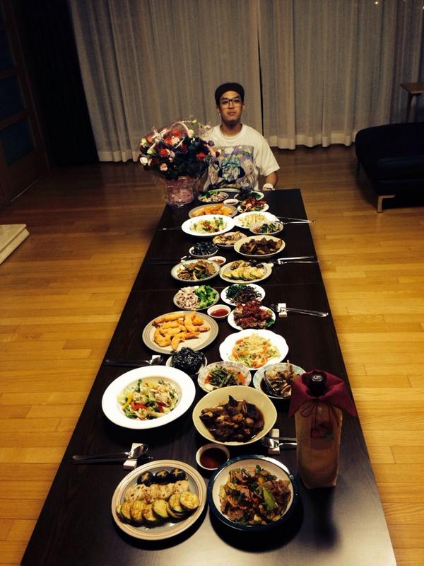 이제 12시지났으니 오늘 정오에 트로이 새싱글이 드디어 발매가 됩니다 많은 관심 부탁을 드리는게 다가 아니라 제발 부탁드립니다 감사합니다 ㅎㅎㅎㅎ ㅠㅠ 🙏🙏🙏 ㅎㅎㅎ
(사진-나는생일이었다)