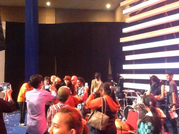 "<a href="/FallinLovejkt/">F'aLLinLoveJakarta</a>: Wahhh banyak banget penggemar <a href="/allinbandmusic/">aLL ♠ in</a> <a href="/ayorekaman/">AYO Records INA</a> <a href="/andreOPA/">IG: andreopa</a> :-) "