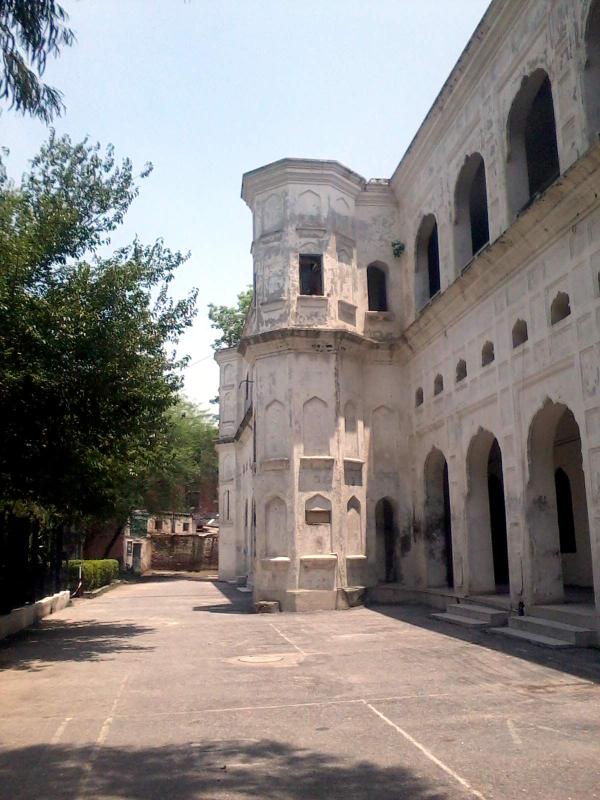 Exploring Lahore on Twitter: 