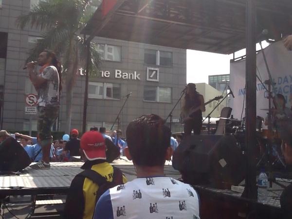 "<a href="/FallinLovejkt/">F'aLLinLoveJakarta</a>: <a href="/allinbandmusic/">aLL ♠ in</a> feat michael idoL di bundaran Hi kemaren <a href="/ayorekaman/">AYO Records INA</a> <a href="/andreOPA/">IG: andreopa</a>  "