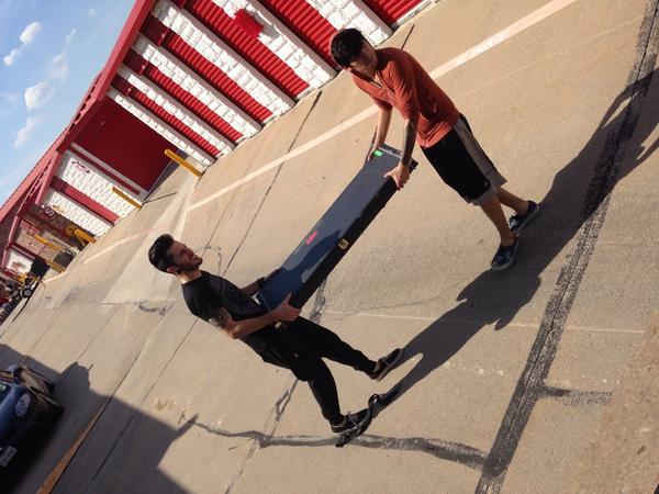BennSuede's tweet photo. How singers unload the trailer... :P #onebass 😂 @AndrewCTE @DaveCTE http://t.co/6awa03wFWd