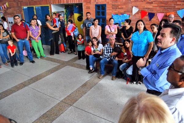 AleMarvez10's tweet photo. Centros educativos de Valencia iniciaron clases este lunes. CEIM Naminabú y Morros de Macaira 100% rehabilitados. http://t.co/awmECAMRvY