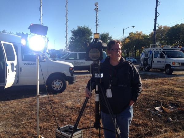 RoseanneCBS2's tweet photo. Taking over-- police and SWAT team gone- hostage drama ends well- live in 2 @cbschicago http://t.co/SRrQ5K91mv