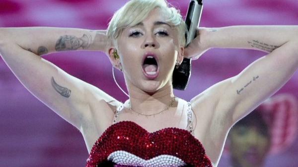 CNNEE's tweet photo. OPINIÓN: Miley Cyrus y el colmo del mal gusto http://t.co/stJhPqjeuV http://t.co/ziHz6A9gEU