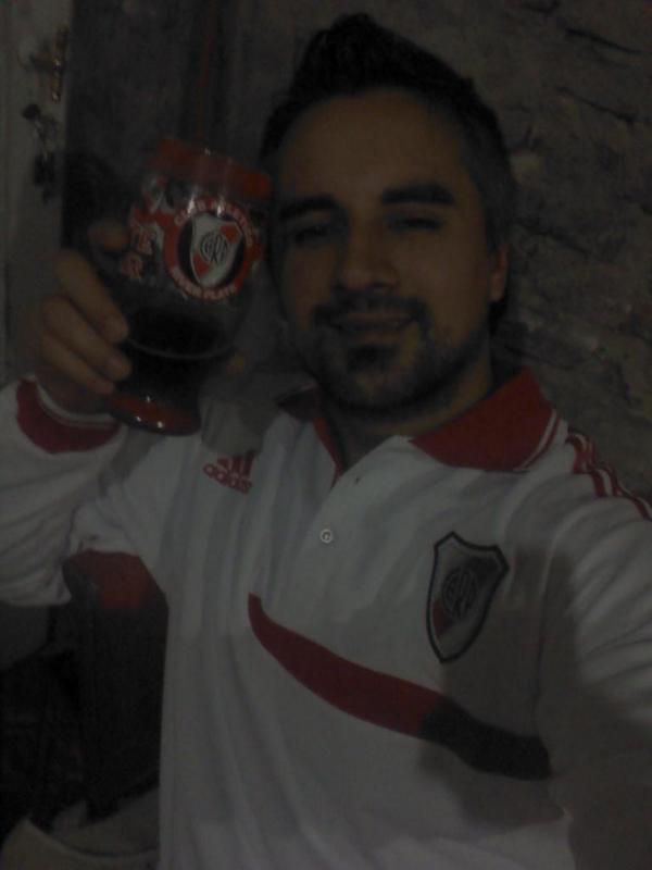 jorgemelian5's tweet photo. Borracho, 14, jajaja y bue... Que se le va a hacer ... http://t.co/7rssNFzH27