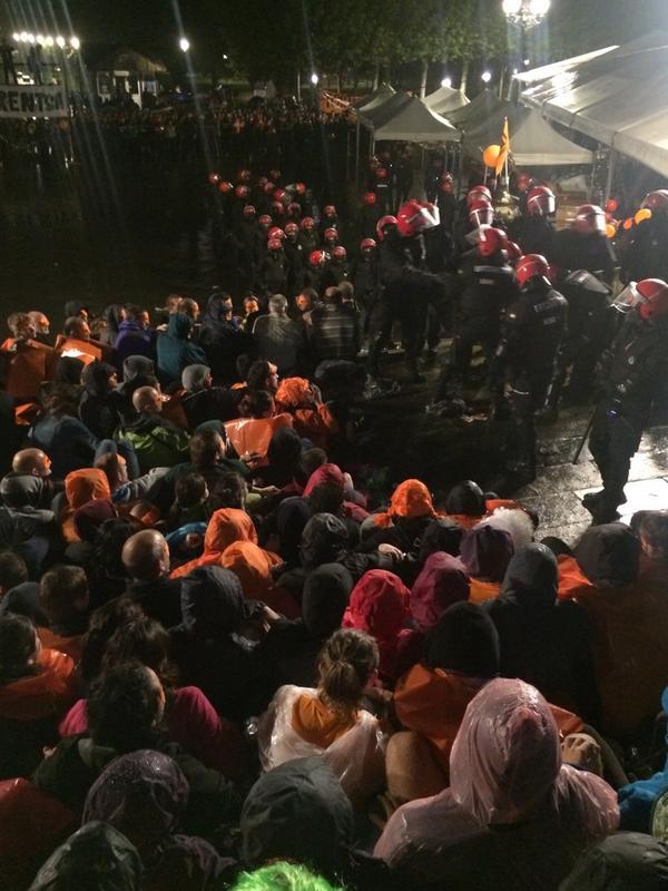 tomalosbarrios's tweet photo. Dignidad, coherencia, lucha, apoyo mutuo, valentía, solidaridad...

 #BasqueResist #28akEreLIBRE 

 Via @larbelaitz http://t.co/mHRJmZZLoz"