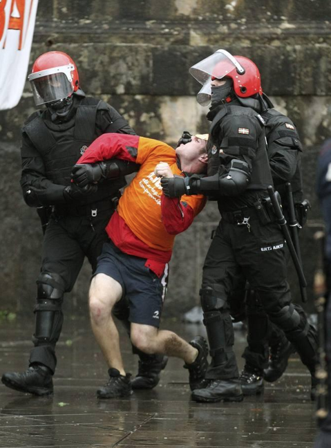 landergarro's tweet photo. Lasai lagunok, tratu txarrak argazkilarien aurrean bakarrik dira: kalabozotan tratua oso delikatua da: #28akEreLibre http://t.co/johCQJPsFh
