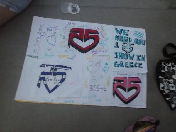 marakilovesR5's tweet photo. @officialR5 @StormieLynchR5 @EmanuelKiriakou @marklynchR5 Check them out <3 #R5FamilyGreece #meetup http://t.co/jC3IjiuBEp