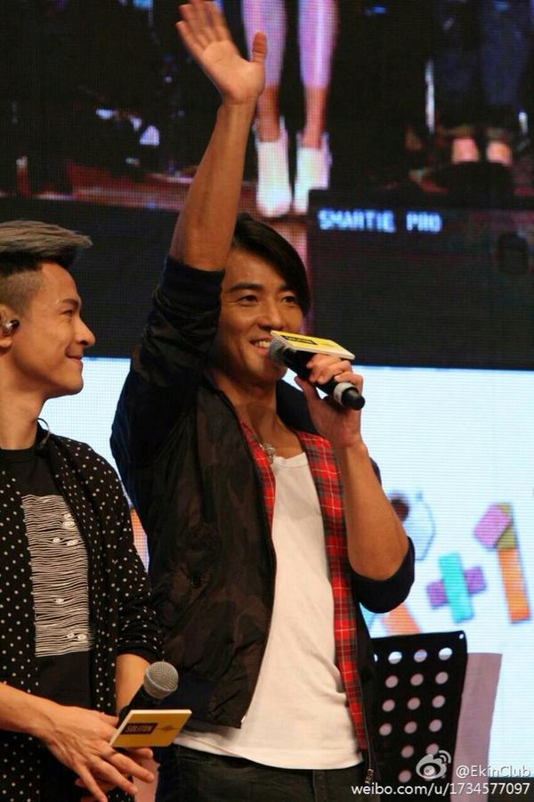 ekinpedia's tweet photo. More pics from #breakup100 concert tonite , ct:wb http://t.co/JKkuncycvW