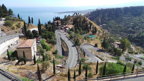 Deltab1212's tweet photo. Italian roads http://t.co/EDM4CIGS0Z