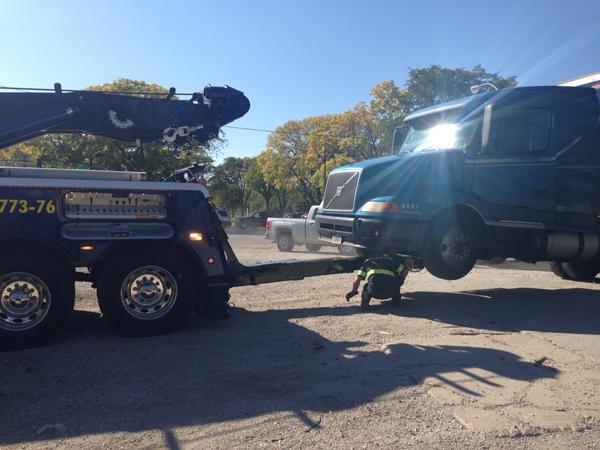 RoseanneCBS2's tweet photo. Hostage drama in Bedford Park over- truck being towed now. http://t.co/21zpnoGBAA