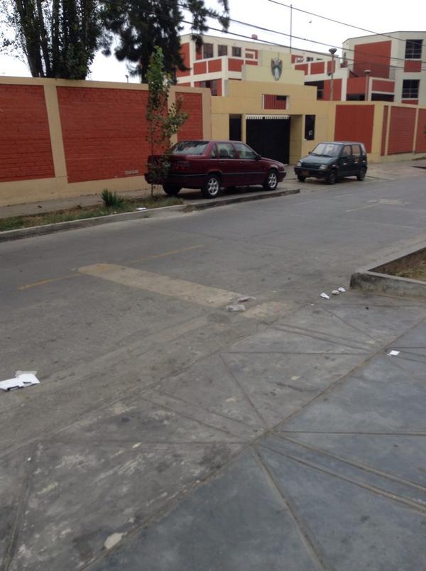 kiketh1462's tweet photo. @canalN_ carros que no respetan las veredas http://t.co/FIgVFkcAMi