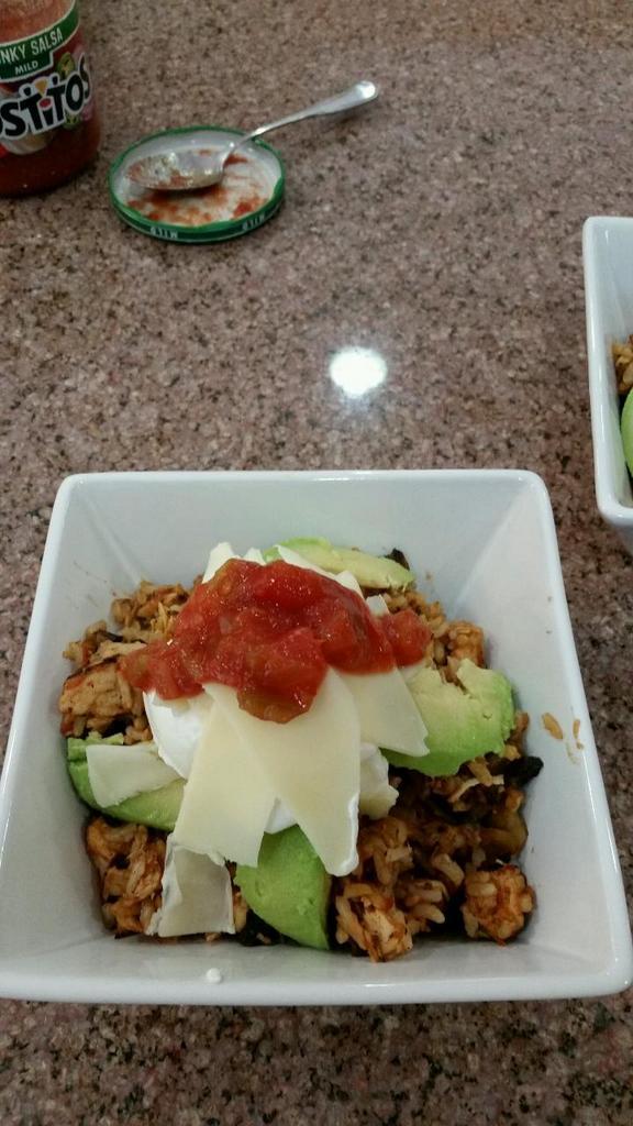 ilovepickles44's tweet photo. Brown rice, seasoned/marinated chicken, mushrooms, avocado, sour cream, salsa, and sharp cheddar cheese #chefsherry http://t.co/bgXXQ63Doa