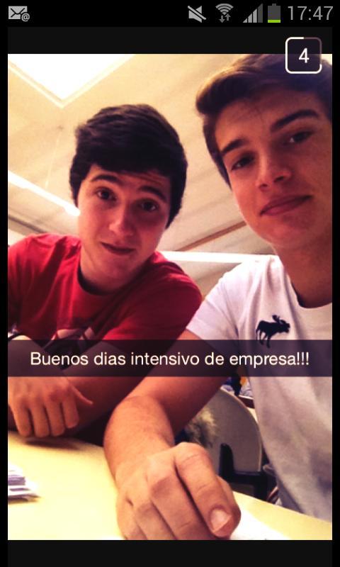 santisesma01's tweet photo. Se acaba el dia,asi que toca felicitar por ultima vez al mejor compi de clase @Penhita14 http://t.co/ZgmwkIRner