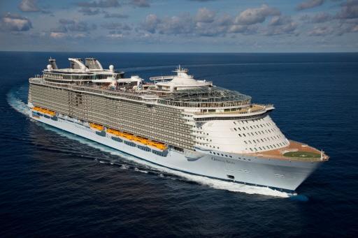 _WistJeAl's tweet photo. Het grootste cruiseschip ter wereld arriveert deze week in Rotterdam. http://t.co/vsZZwzR76r