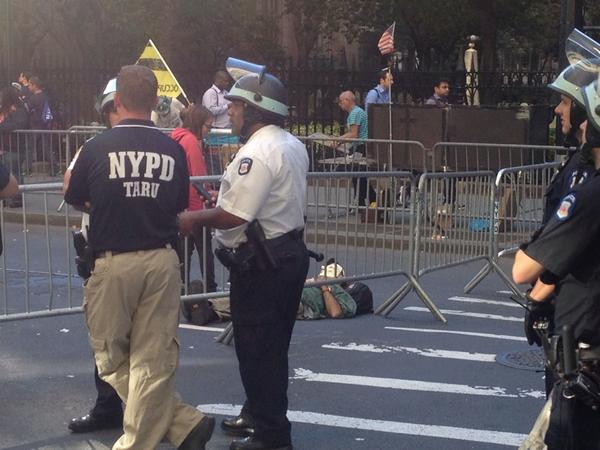 EpsteinAlex's tweet image. 1 man blockade. Brave man on broadway lounging against resource extraction #floodwallst #floodwallst