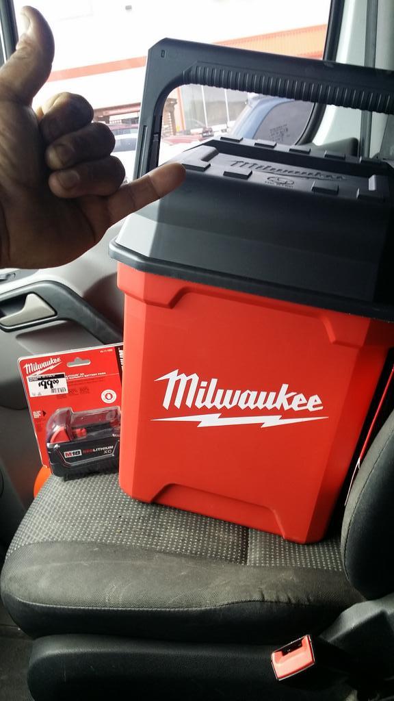 MilwaukeeTool's tweet photo. Great Minds Think Alike. #NBHD RT @yurmomashouse: #had2haveit #keepmakingandikeepbuying http://t.co/8H8ZcfBiF0
