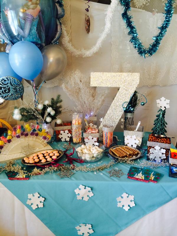 DEM_Blogger's tweet image. On Saturday we decorated a BEAUTIFUL Disney's Frozen party for birthday girl Autumn! She LOVED it! #FrozenParty