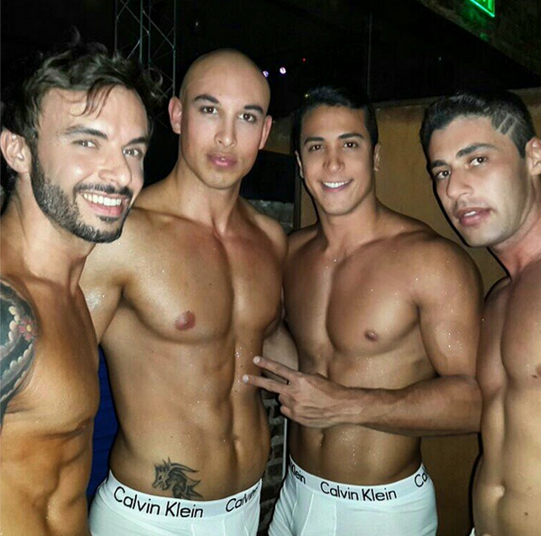 Franger_Huz's tweet photo. #desfile #party #men #Buenosaires #argentina #Night http://t.co/JogxJxZLrU
