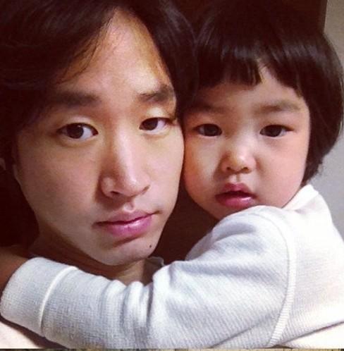 soompi's tweet photo. #Tablo Releases Adorable Pictures of His Daughter Haru in Her Toddler Days http://t.co/TMEdX6UlIx http://t.co/3nAUxdZem4