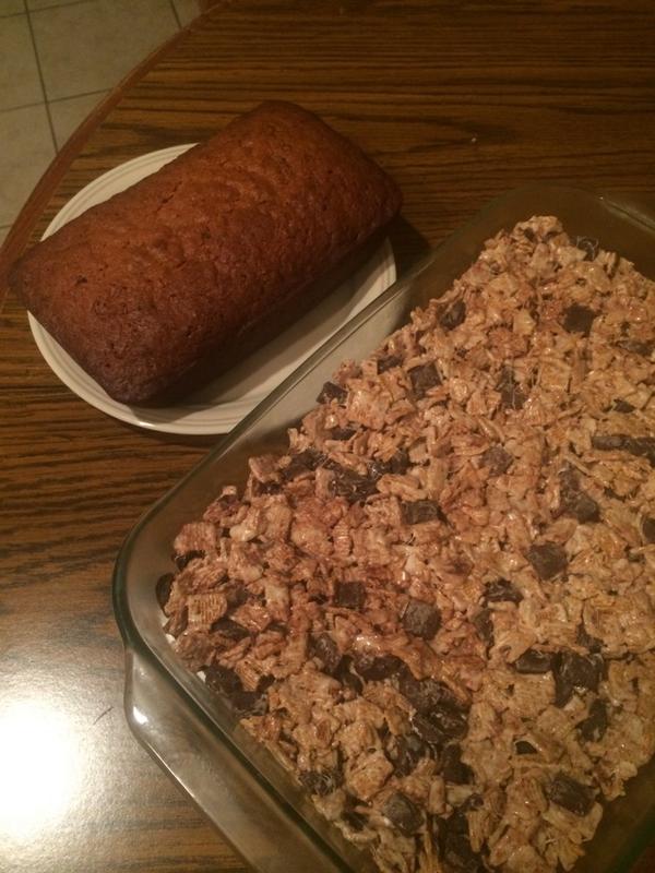 jillyhor's tweet photo. So this happened tonight #bananabread #smorebars http://t.co/eiVLpF46qQ
