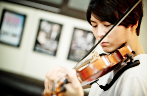 soompi's tweet photo. “#TomorrowCantabile” Makers Release #JooWon’s Conducting and Violin Practice Stills http://t.co/CyhGOe5lXd http://t.co/3hpPLqxYEb
