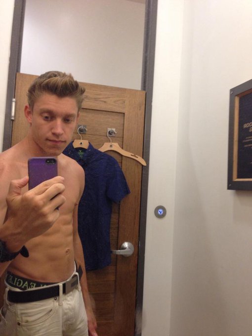 Making progress on my chest :D #dressingroomselfie http://t.co/bkHO0a0SbY