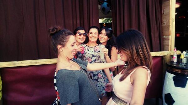 Cristi_rg's tweet photo. Viviendo la feria como una alcalaina más =D #BuenosDías #BuenaCompañia =) http://t.co/DfzSBuWxN1