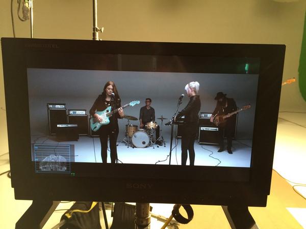 DetailFilms's tweet image. Having a blast on set today with the lovely @LarkinPoe ladies. Good day 😎 #setlife