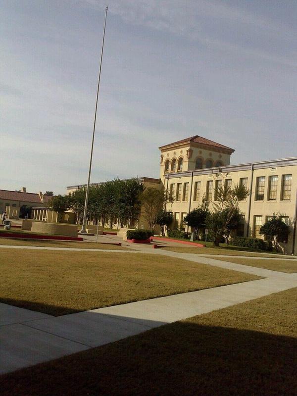 mhsmurphy's tweet photo. Best High School in Mobile 👐 #MHS #PantherPride 💙💛 http://t.co/utFrOFDMrM