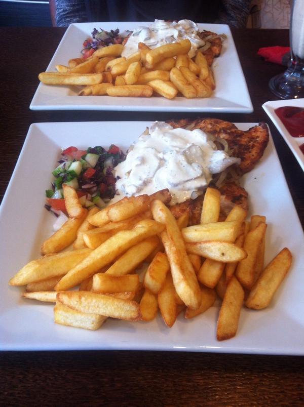 __coffeebooks's tweet photo. No food diet? I think not. Steak date with the bestieee 😘❤️ #Bffs #FerrorRocher #KinderBueno #Steak #Mushrooms #Chips http://t.co/7iNTErSmSz