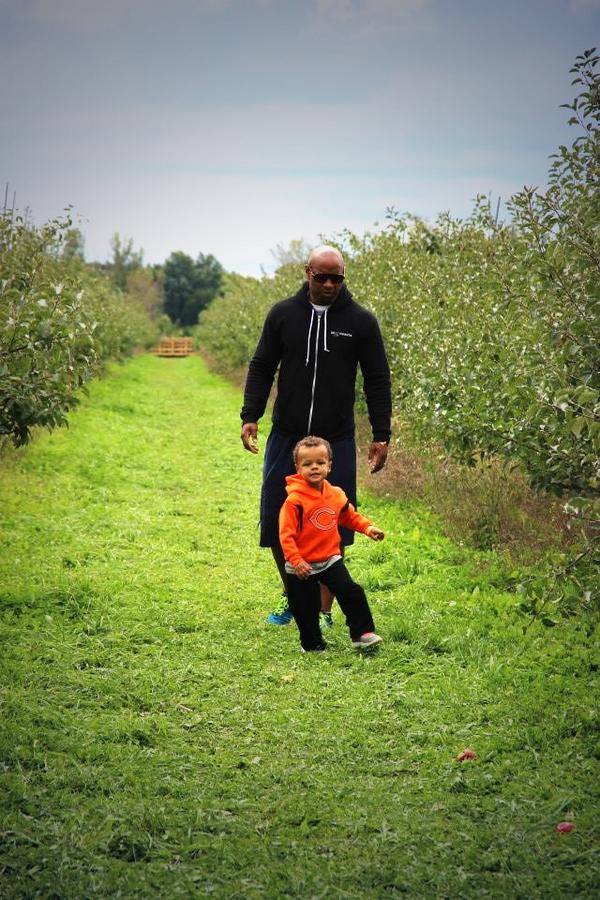 paytonsun's tweet photo. I'm teaching @paytonson the same way @walterpayton taught me back in the day...#BearDown. #Bears #MNF http://t.co/tqDWeoKtYT