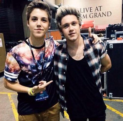 neighbourhard's tweet photo. O FORNINHO NÃO CAIU ,ELE DESPENCOU 😍 #EMABiggestFans1D http://t.co/3tD49aEgXy