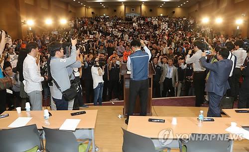 kkj80895's tweet photo. 국민들이렇게 생각한다!!
~ 국민혈세 세금빨아먹는 공무원놈들
우리가 왜 세금 더내서 먹여살려야하나??
공무원감원하고 공무원연금없애라!! http://t.co/QezERylAGe