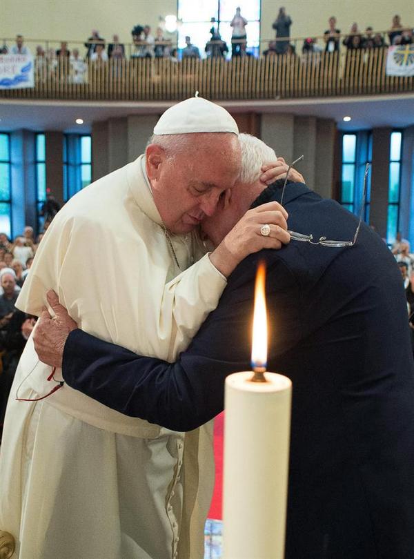 NoticiasRCN's tweet photo. El Papa lloró con testimonio de sacerdote sobreviviente a persecución religiosa. http://t.co/Z2AwULeVzS Foto: EFE. http://t.co/JQmUwFns26