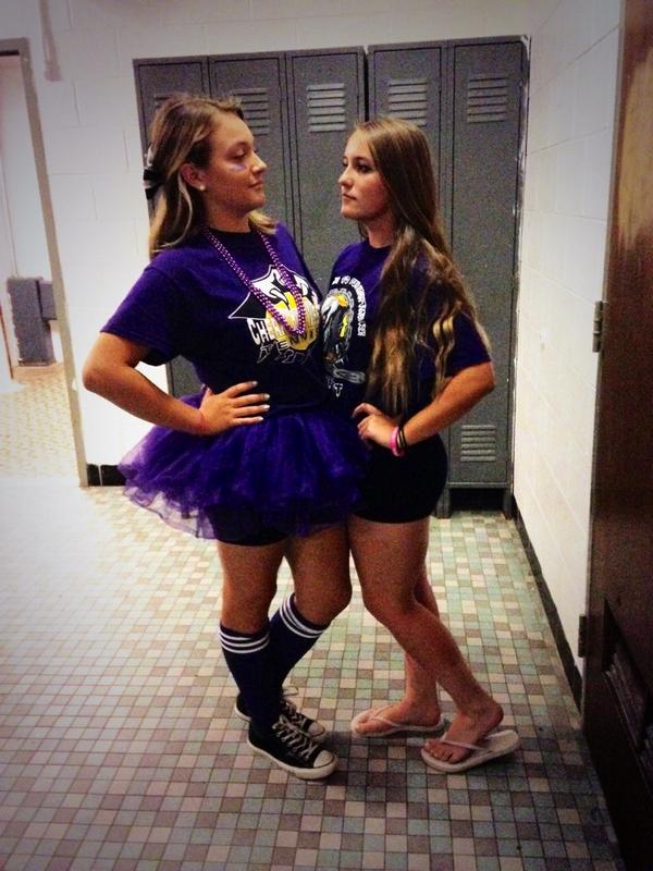 angelalarosaxo's tweet photo. niki is basically my favorite person ever💜😻😂 #welookhappy @nikiscarfo http://t.co/usGvBLDGkw
