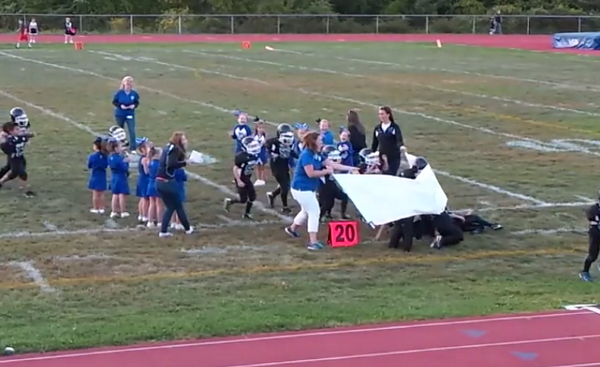 BleacherReport's tweet photo. VIDEO: A youth football team is stopped by their own banner http://t.co/vwodRoeHcv http://t.co/NHbywSML04