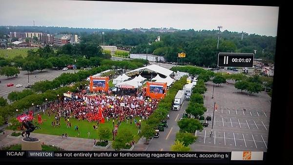 RedditCFB's tweet photo. In case anyone was wondering why @CollegeGameDay went back to Fargo. Guess which one is FSU and which is NDSU http://t.co/gsHPm36zJv