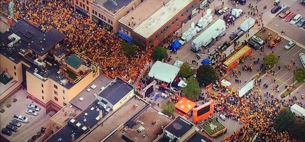 RedditCFB's tweet photo. In case anyone was wondering why @CollegeGameDay went back to Fargo. Guess which one is FSU and which is NDSU http://t.co/gsHPm36zJv