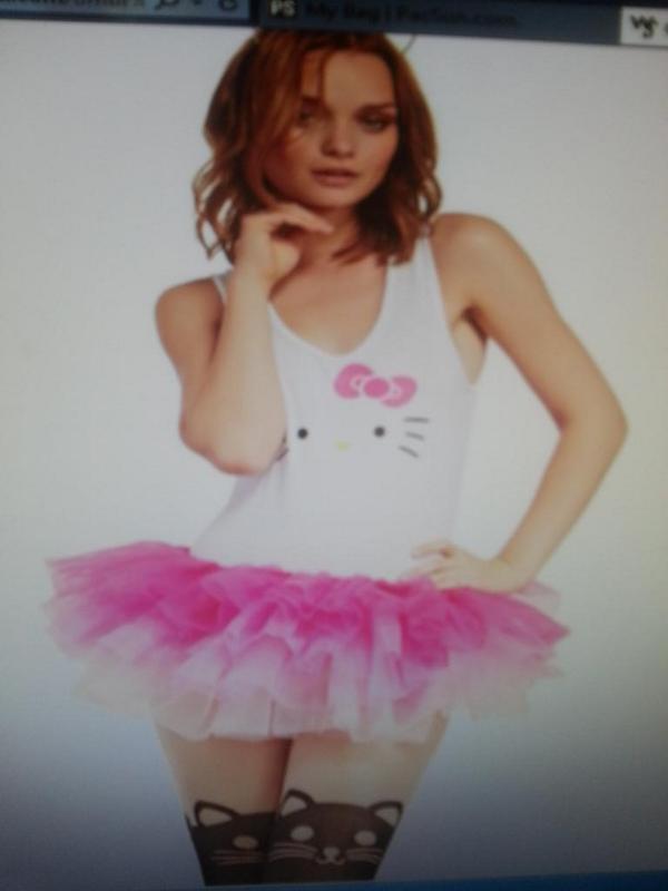 HelloKitty_0713's tweet photo. Noo get your life right. First off why is there another cat involved?  #wetseal #gokillurself #WTF http://t.co/8AsuqEffIh