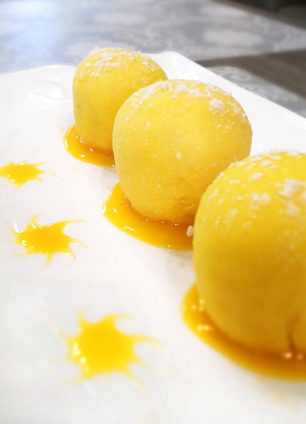 BoonTongKeePH's tweet photo. Mango Mochi! Soft and sweet, it's the perfect way to end a hearty meal! http://t.co/Ahb3XwZKIJ