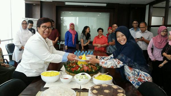 IIEFJakarta's tweet photo. Syukuran atas didapatnya program beasiswa PRESTASI-3, TOEFL Primar. http://t.co/6oFGCp7pwz