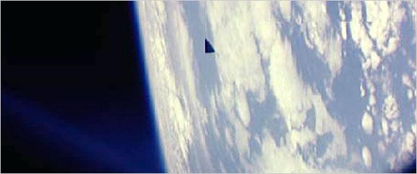 Tier5SpyNetwork's tweet image. #StagedEvent #Building7 #WTCBuilding7 
  
black triangle TR3B Astra in near-Earth orbit