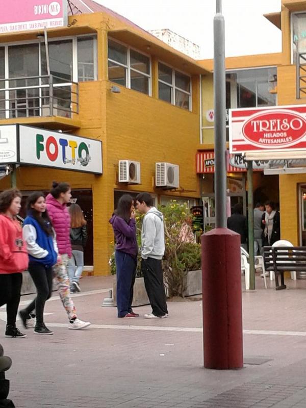 frannncardozo's tweet photo. Supongo que una pareja discutiendo en la peatonal. Se largo a llorar el nene y la nena de atras lo seguia #Monte2014 http://t.co/tR9HBoWgWj