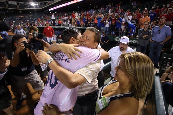 BrandonSaddler5's tweet photo. “@Rangers: Baseball was meant for moments like these. #GuilderRodriguez celebrates &amp; hugs his dad. http://t.co/9r9Ii9Vxon” this is awesome👌