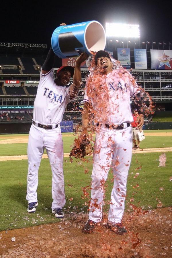 BrandonSaddler5's tweet photo. “@Rangers: Baseball was meant for moments like these. #GuilderRodriguez celebrates &amp; hugs his dad. http://t.co/9r9Ii9Vxon” this is awesome👌