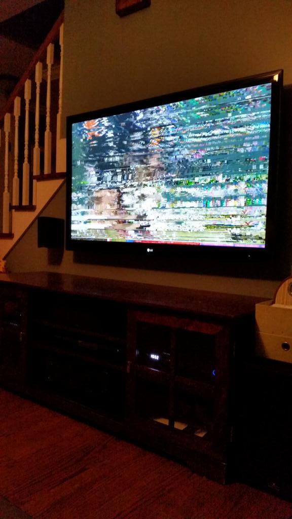 BillFergus's tweet photo. @comcastcares Comcast decided I didn't want to watch the last 2 min of  tonight's Bears game. Thanks! #HelloDirecTv http://t.co/GrZDuLi32t