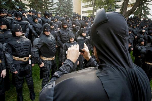randomlynew's tweet photo. #New #Guinness #WorldRecord for the “#Largest #Gathering of #People Dressed As #Batman” http://t.co/mEHCpgFscg http://t.co/kWIE1vlidy