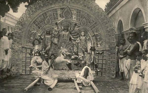 DebashishHiTs's tweet image. RT @IndiaHistorypic: 1900 :: Worship of Goddess Durga , Calcutta . #ShubhoMahalaya http://t.co/YvkKkiFkTb&quot; #JaiMaaDurge