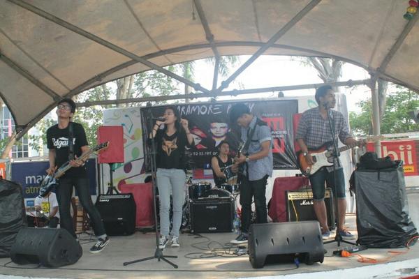 nah kalo ini perfom dari <a href="/cheezband/">CHEEZ*</a>